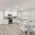New Renovated 2B2B Apt Self Checkin Free Parking 1