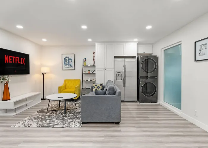 New Renovated 2B2B Apt Self Checkin Free Parking 1