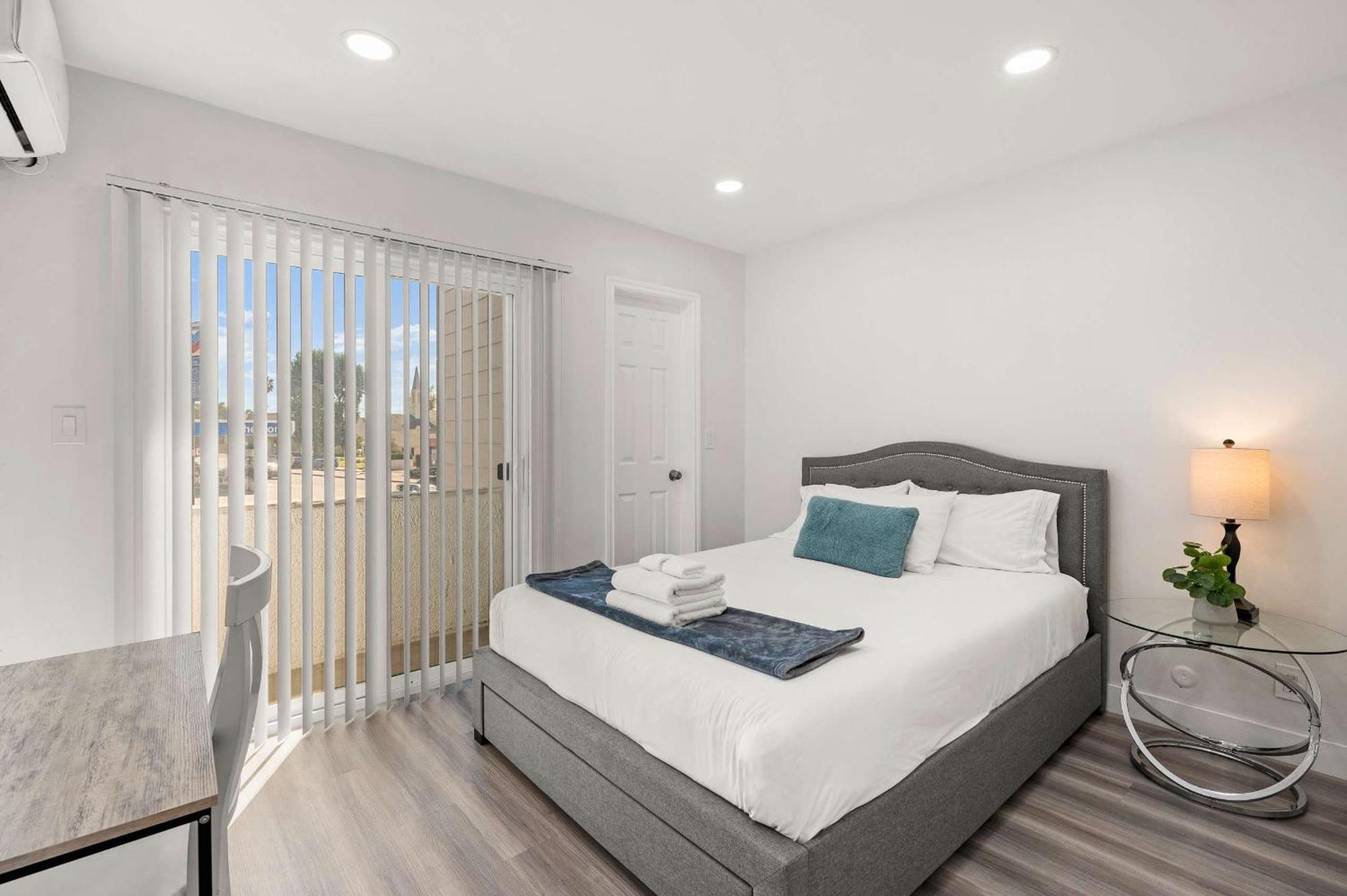 Apartment New Renovated 2b2b Self Checkin Free Parking 1 *